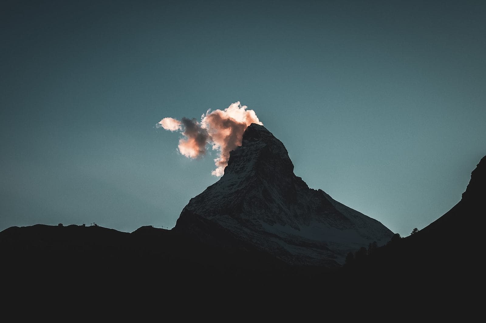 Matterhorn als Silhouette bei Dämmerung