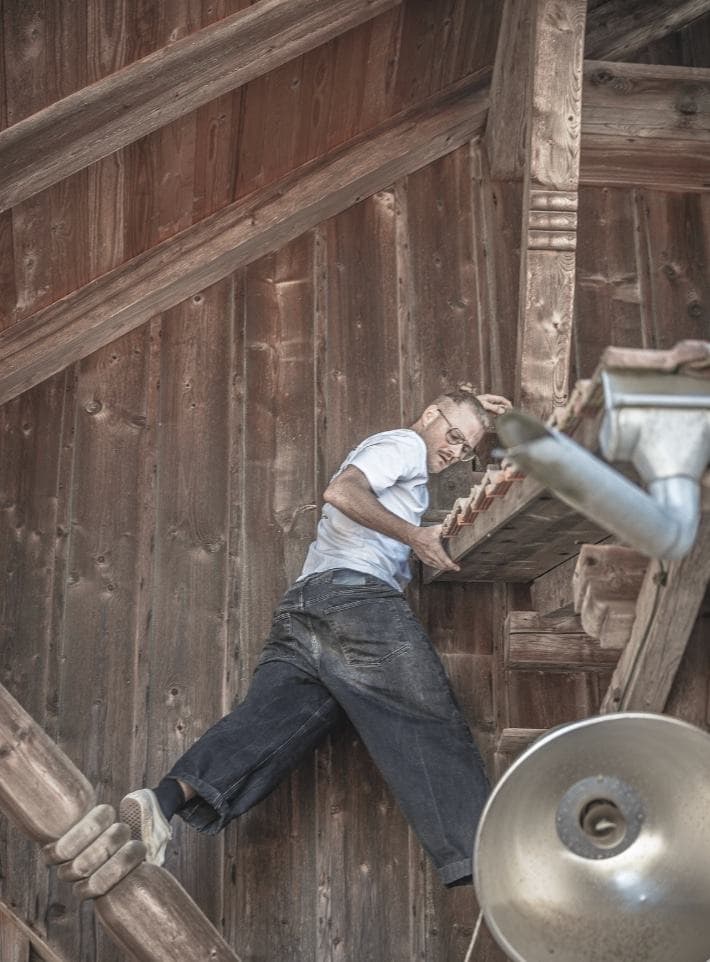 Pierre Biege klettert an einer Holzwand