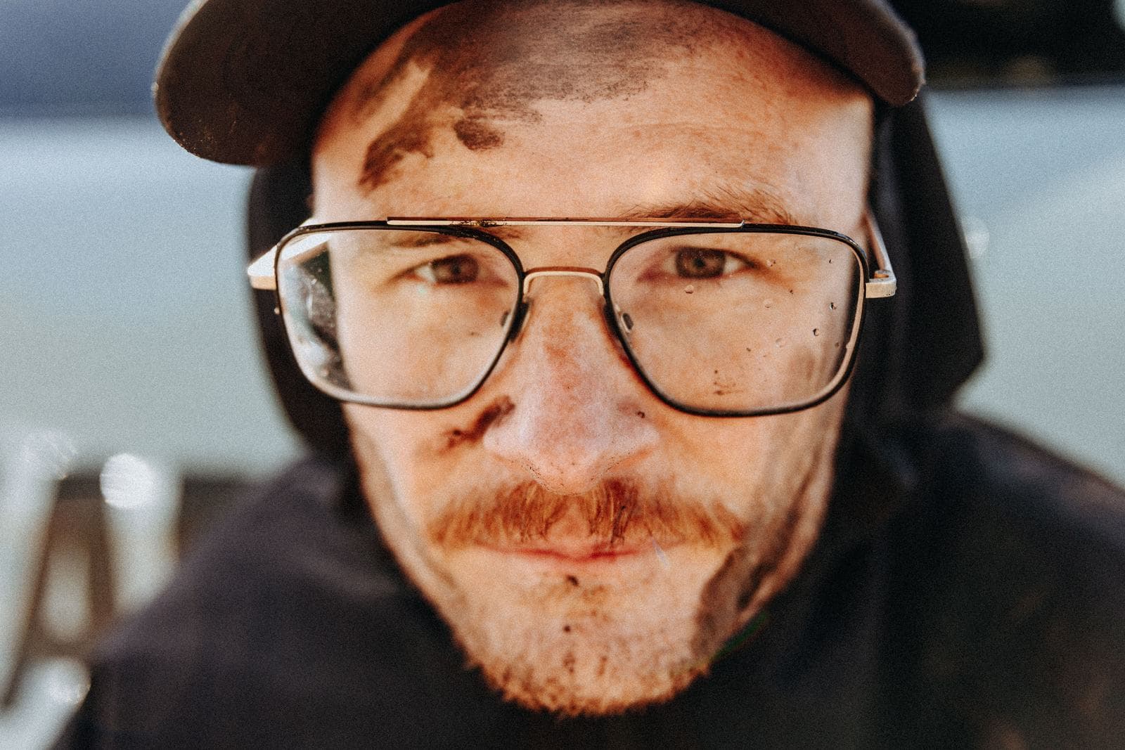 Nahaufnahme von Pierre Biege mit Brille und Kappe