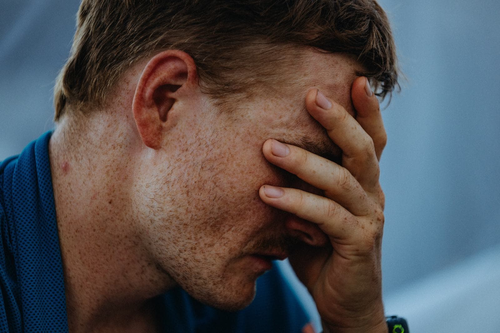 Pierre Biege mit der Hand vor dem Gesicht, erschöpft