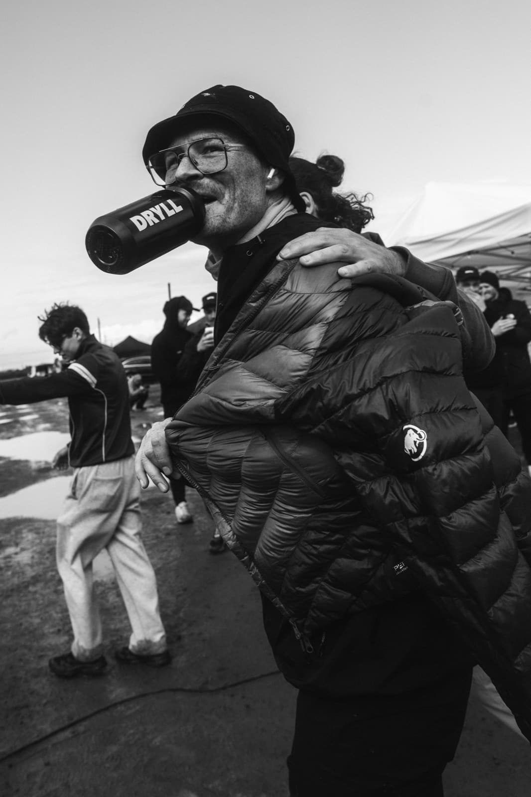 Pierre Biege wird nach dem Rennen von seiner Crew umarmt