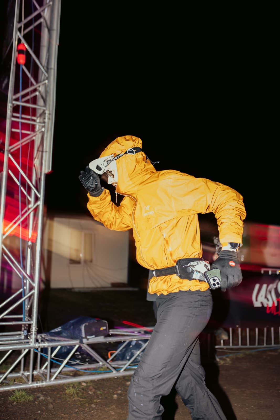 Pierre Biege nachts beim Last Soul Ultra — orange Jacke, Stirnlampe